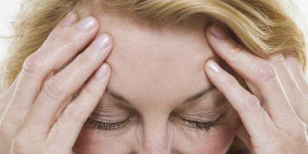 Лечение головной боли у пожилых людей: таблетки и народны средства