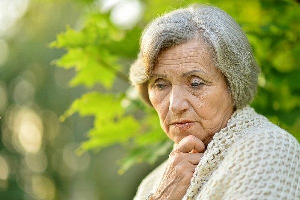 Причины слезотечения из глаз у пожилых людей