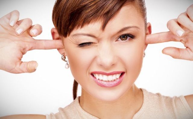 Почему чешутся уши у человека: сертная пробка и отит