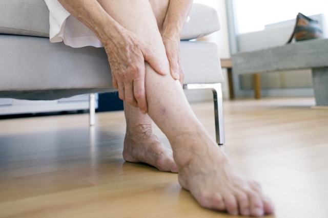 Частые судороги ног у стариков: первая помощь или как унять боль