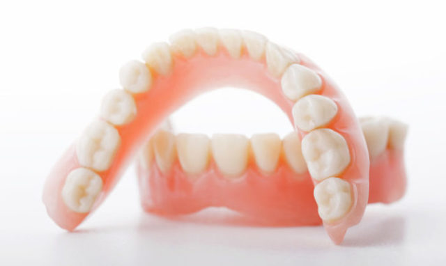 Льготное протезирование зубов инвалидам 1, 2, 3 группы: необходимые документы и справки