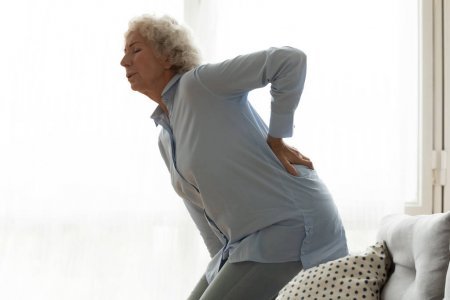 Компрессионный перелом позвоночника у пожилых: симптомы и лечение