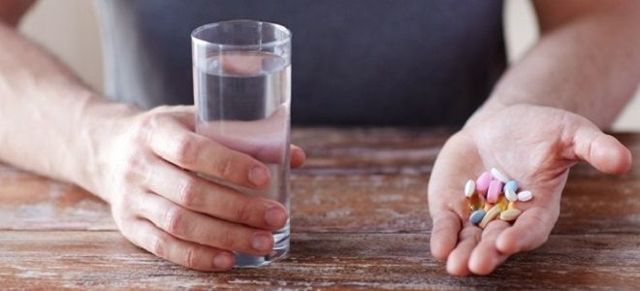 Как избавиться от белых пятен на пальцах рук: диетическое питание и витаминные комплексы