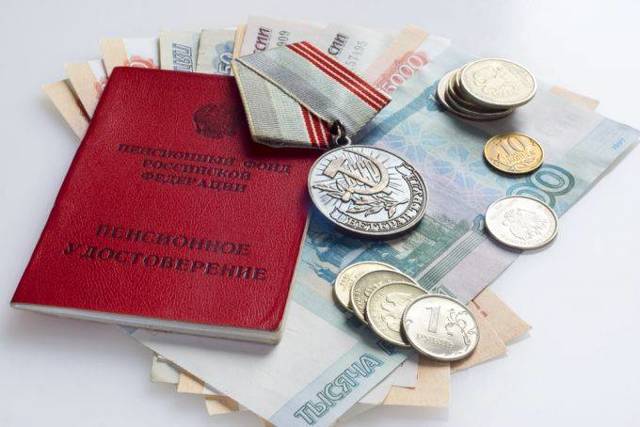 Сумма ежемесячной денежной выплаты ветеранам труда: последение правки в законах РФ