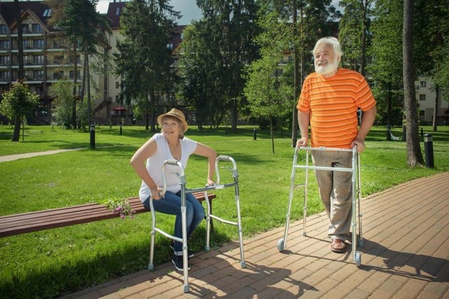 Ходунки для пожилых и инвалидов, советы по выбору