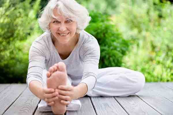 Пилатес для пожилых женщин и мужчин: основные упражнения
