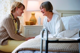 Сиделка для лежачих больных в больнице: как выбрать лучший вариант