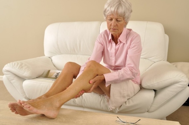 Частые судороги ног у стариков: первая помощь или как унять боль