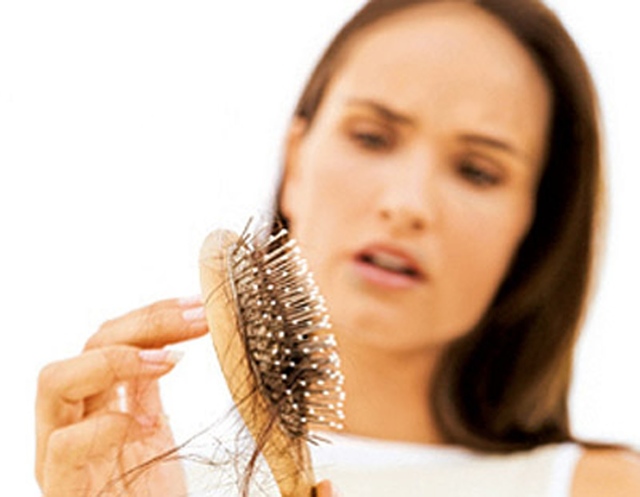 Сильное выпадение волос на голове у пожилых женщин - как и почему?