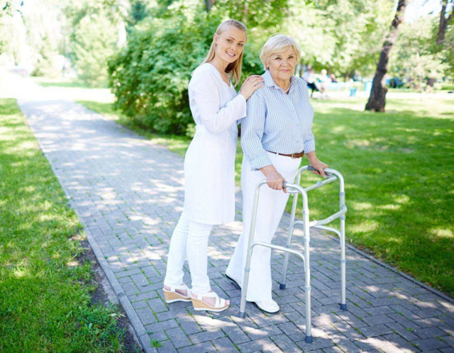 Ходунки для пожилых и инвалидов, советы по выбору