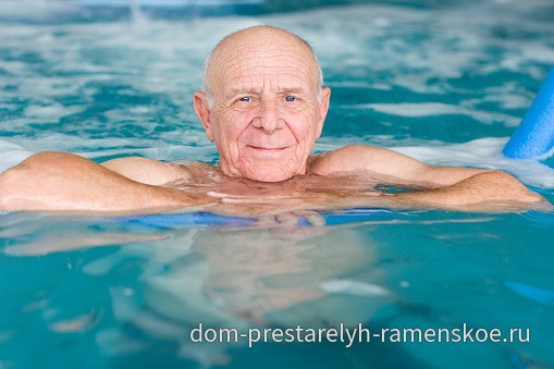 Плавание для пожилых людей: нормы и особенности