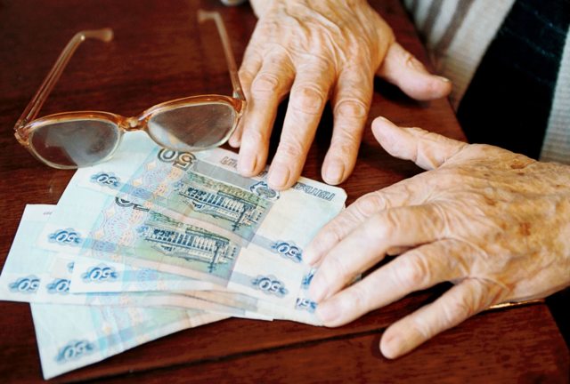 Какие надбавки положены пенсионерам после 80 лет: сумма помощи от государства
