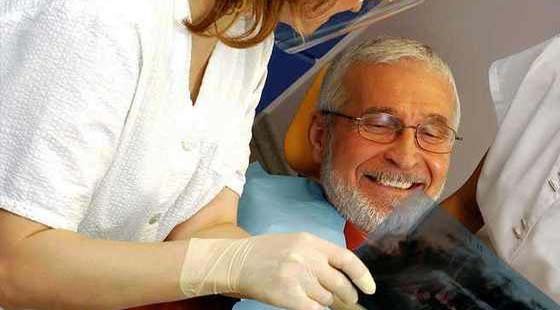 Бесплатное протезирование зубов для пенсионеров: где пройти процедуру в вашем городе?