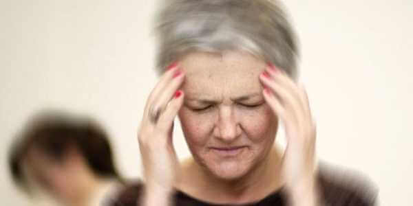 Лечение головной боли у пожилых людей: таблетки и народны средства