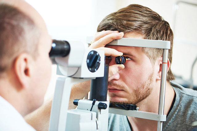 Отслойка сетчатки глаза: причины, симптомы и лечение