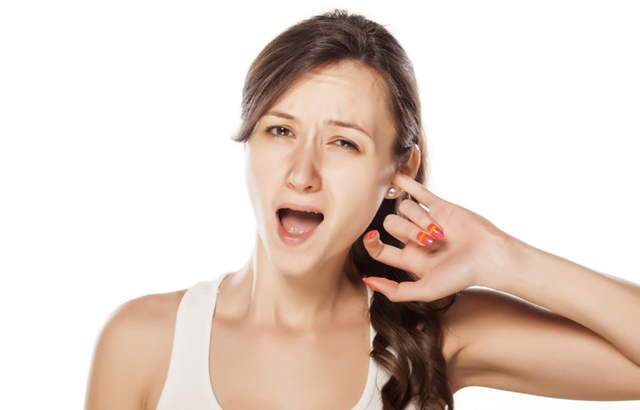 Почему чешутся уши у человека: сертная пробка и отит